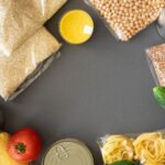 Alimentos sobre mesa vistos de cima