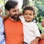 Família de quatro pessoas sorrindo