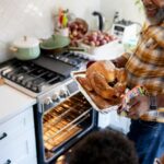 Família retirando assado do forno