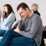Grupo de pessoas sentadas em cadeiras impacientes