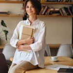 Mulher sentada em mesa de escritório
