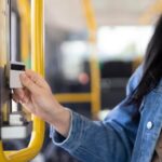 Mulher utilizando cartão para pagar transporte público