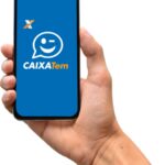 Pessoa acessando o aplicativo Caixa Tem no celular
