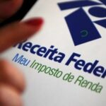 Pessoa acessando o aplicativo Meu Imposto de Renda em tela