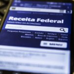 Tela do aplicativo da Receita Federal sobre teclado de computador
