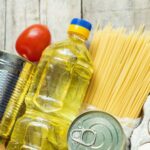 Zoom em alimentos sobre mesa de madeira
