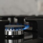 Zoom em chama acessa de fogão