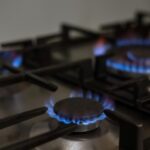 Zoom em cooktop com chamas acesas