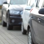 Zoom em fila de carros estacionados