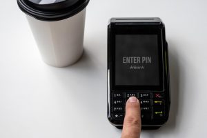 Homem inserindo senha do cartão de crédito