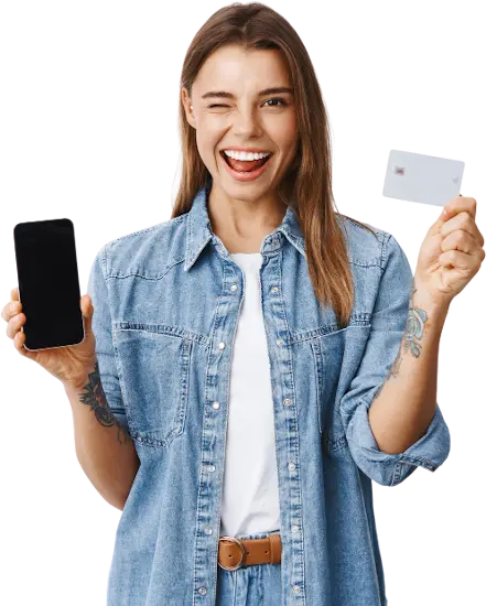Mulher segurando cartão de crédito e celular