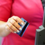 Mulher sacando dinheiro do cartão de crédito na máquina