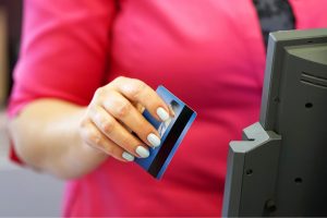 Mulher sacando dinheiro do cartão de crédito na máquina