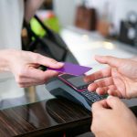 Mulher fazendo pagamento com cartão de crédito