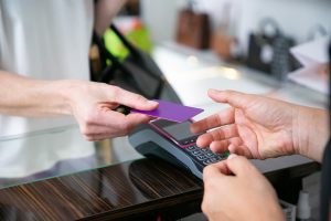 Mulher fazendo pagamento com cartão de crédito