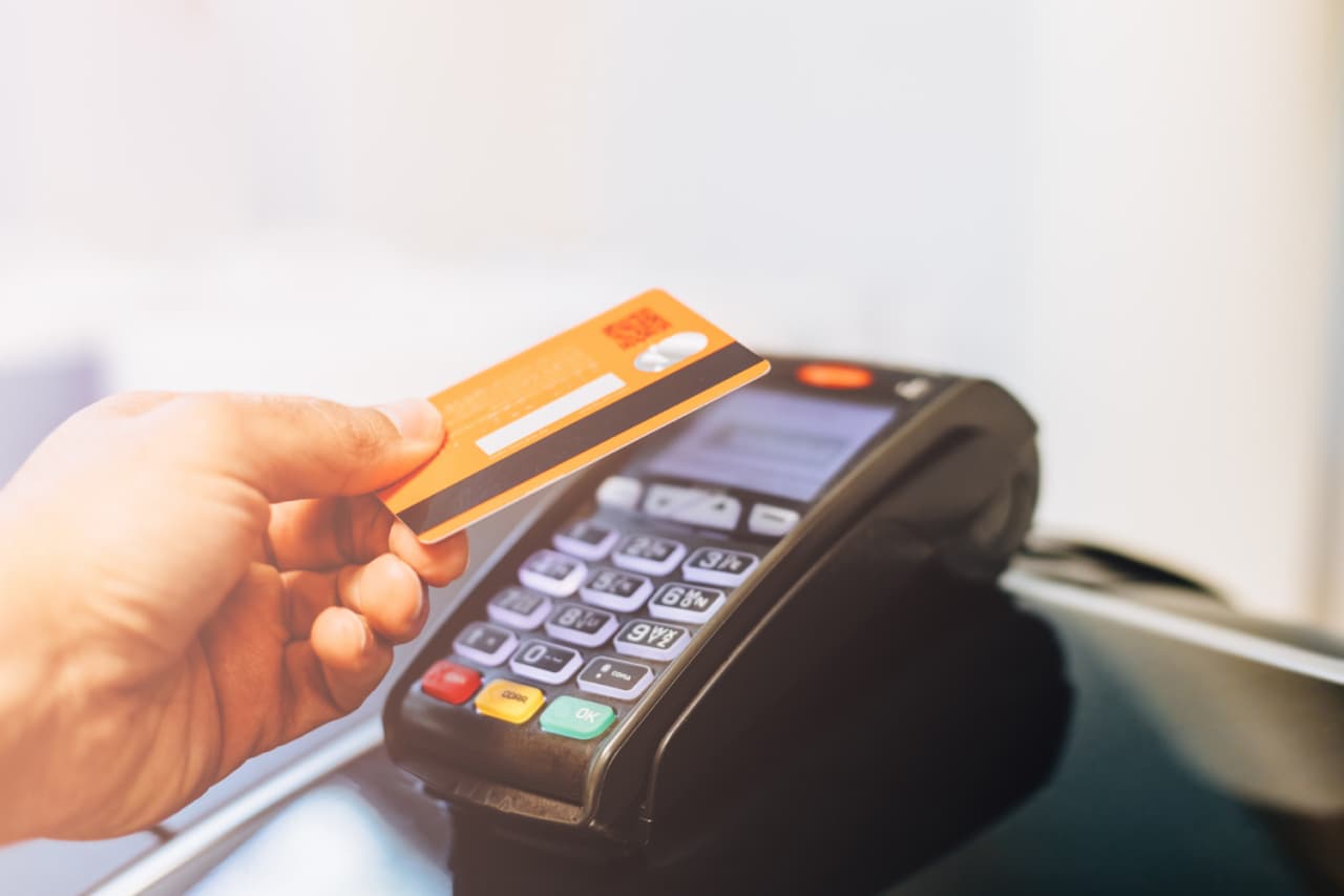 É melhor usar o cartão de crédito ou o cartão de débito?